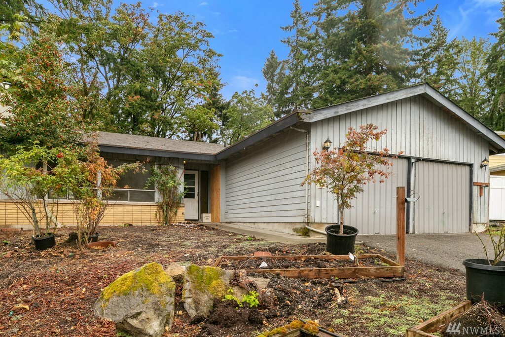 Property Photo:  208 Elma Place SE  WA 98059 