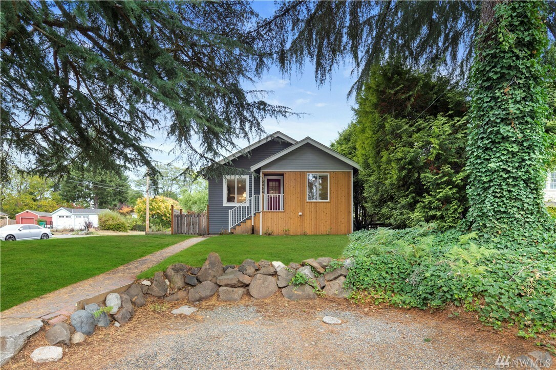 Property Photo:  10056 Interlake Ave N  WA 98133 