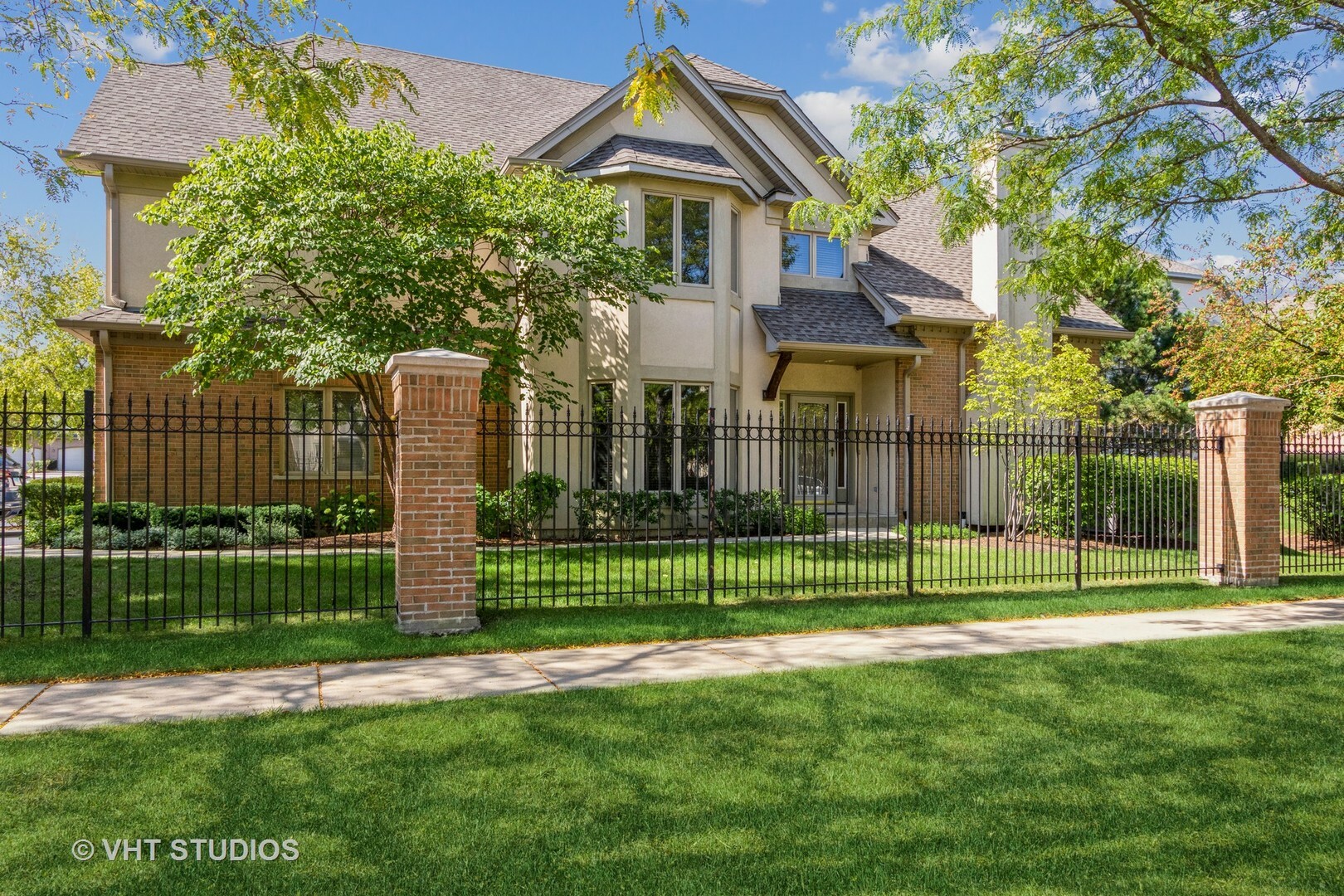 Property Photo: 1016 W Sutton Court IL 60067