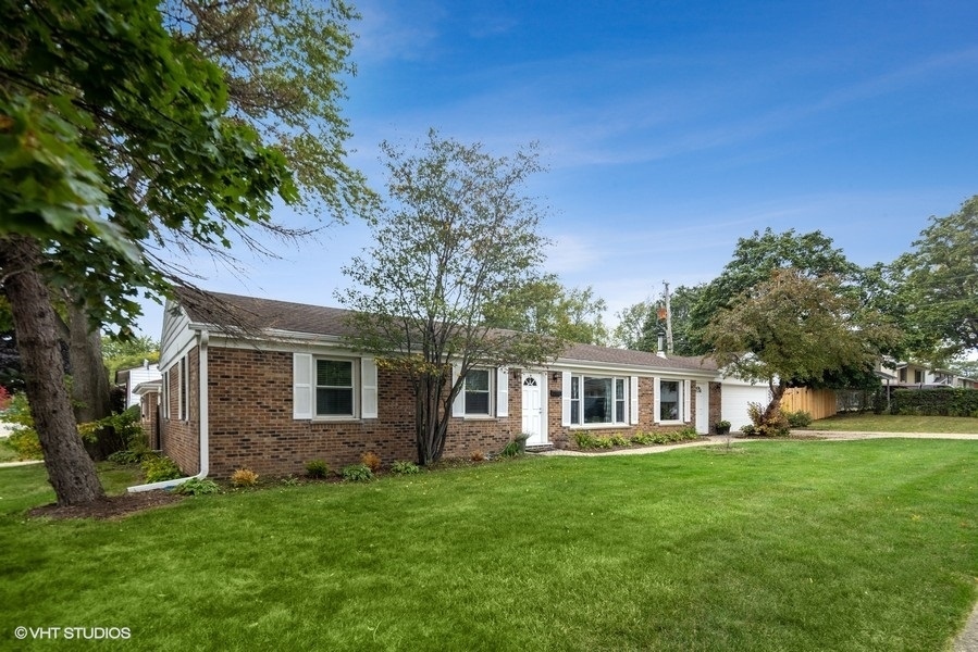 Property Photo:  400 N Ridgemoor Avenue  IL 60060 