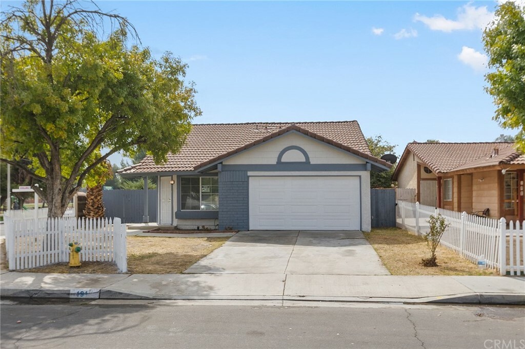 Property Photo:  191 Oaktree Drive  CA 92571 