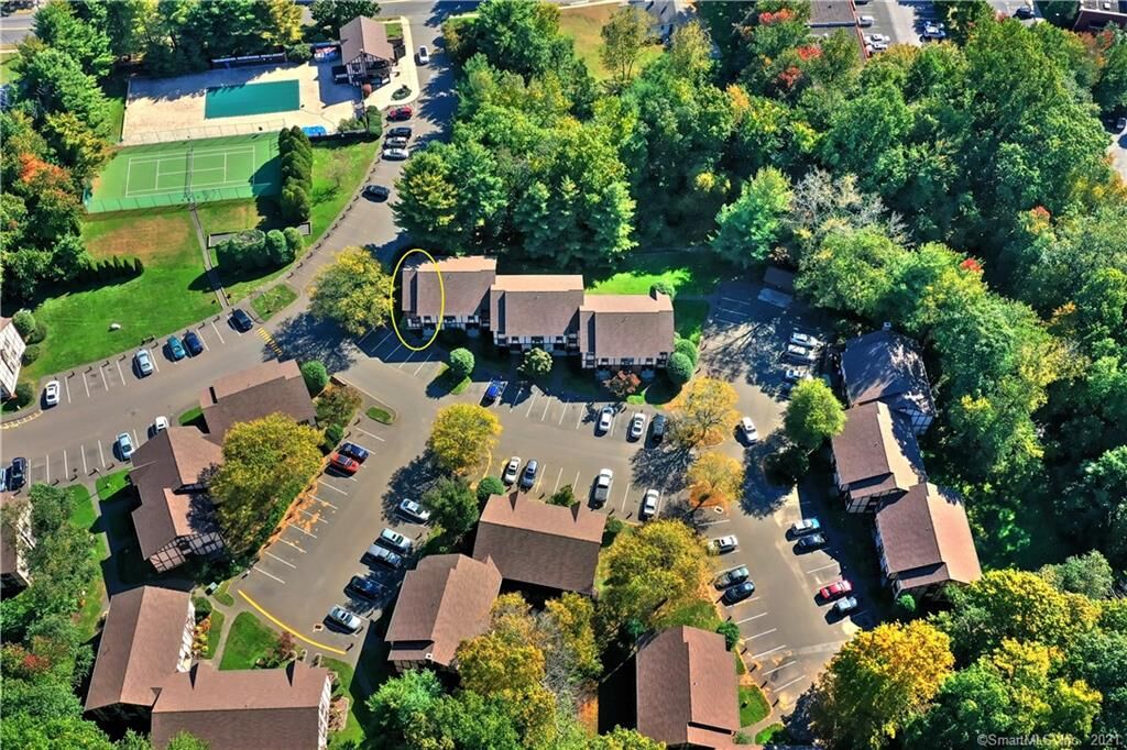 Property Photo:  102 Foxwood Close 102  CT 06461 