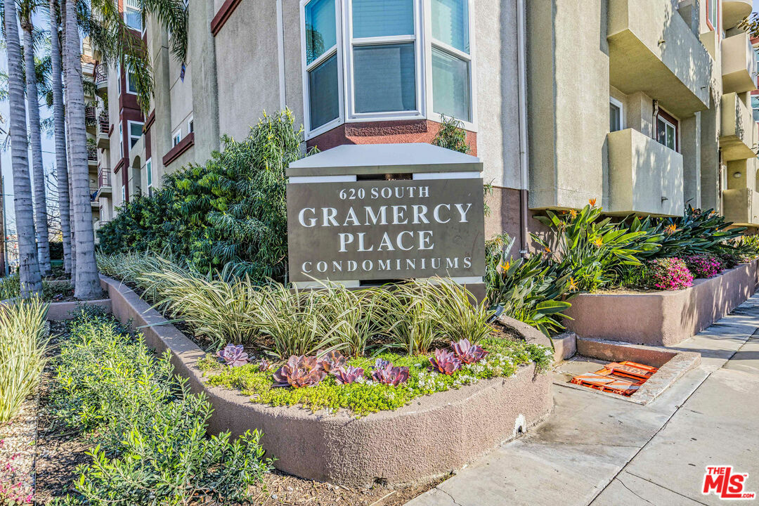 Property Photo:  620  S Gramercy Pl 202  CA 90005 