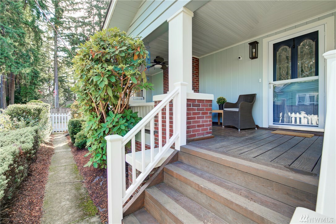 Property Photo:  723 N 190th St  WA 98133 