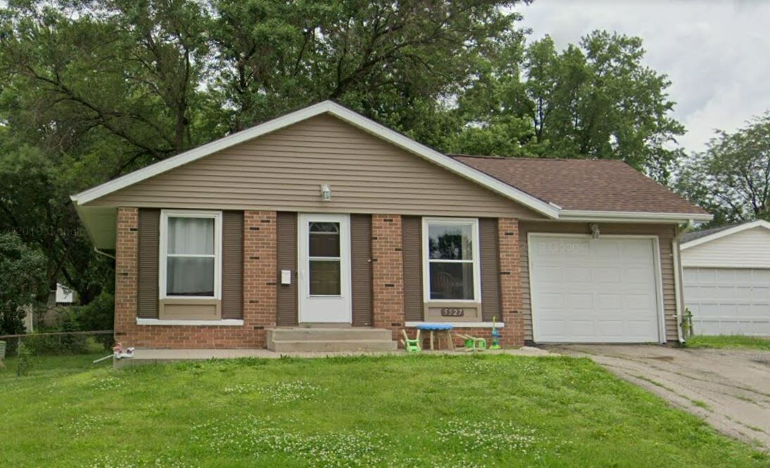 Property Photo:  5527 1st Avenue SW  IA 52404 