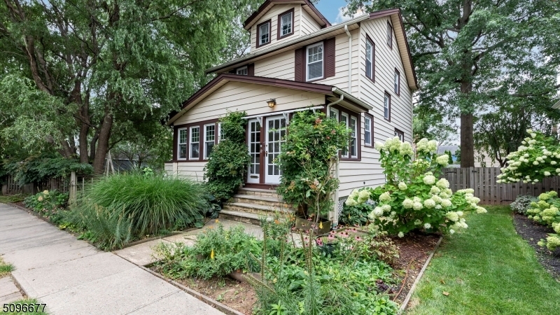 Property Photo:  12 Edgebrook Pl  NJ 07016 