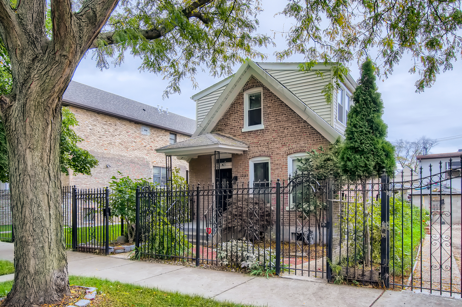 Property Photo: 1231 N Avers Avenue IL 60651