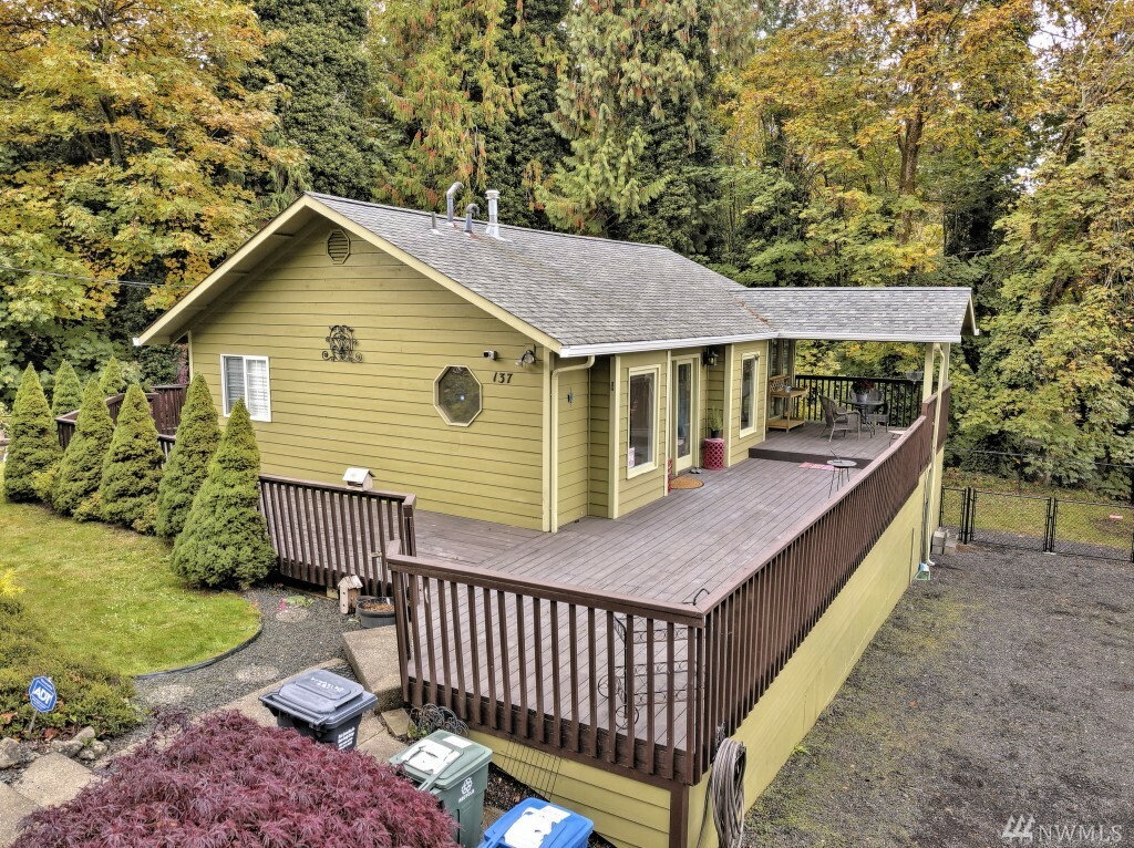 Property Photo:  137 W Delaware St  WA 98584 