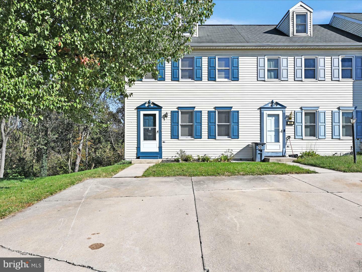 Property Photo: 207 Heatherwood Drive PA 17522