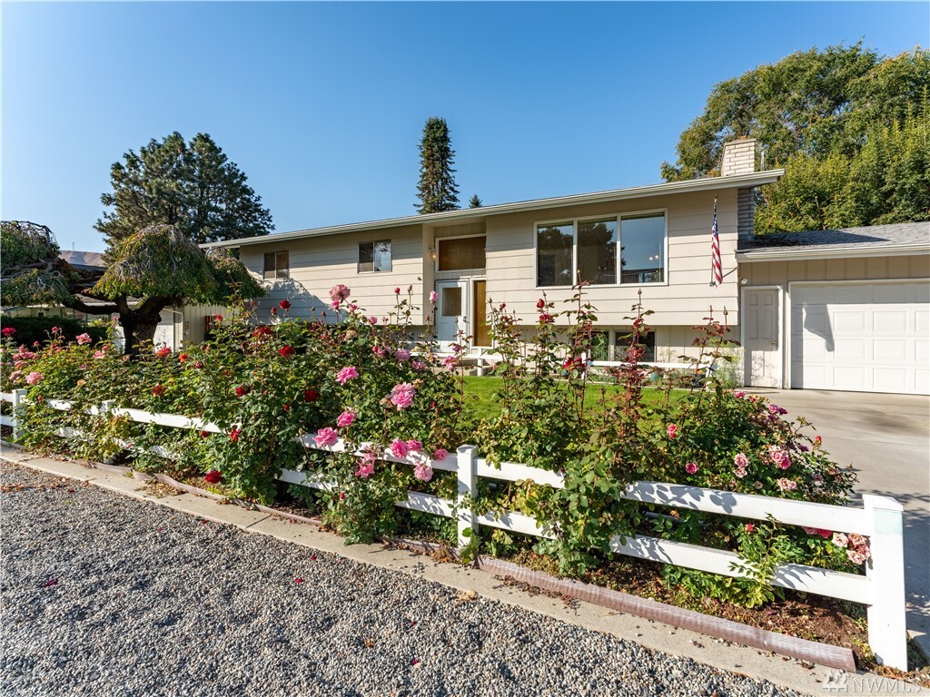 Property Photo: 110 S Houston Ave WA 98802