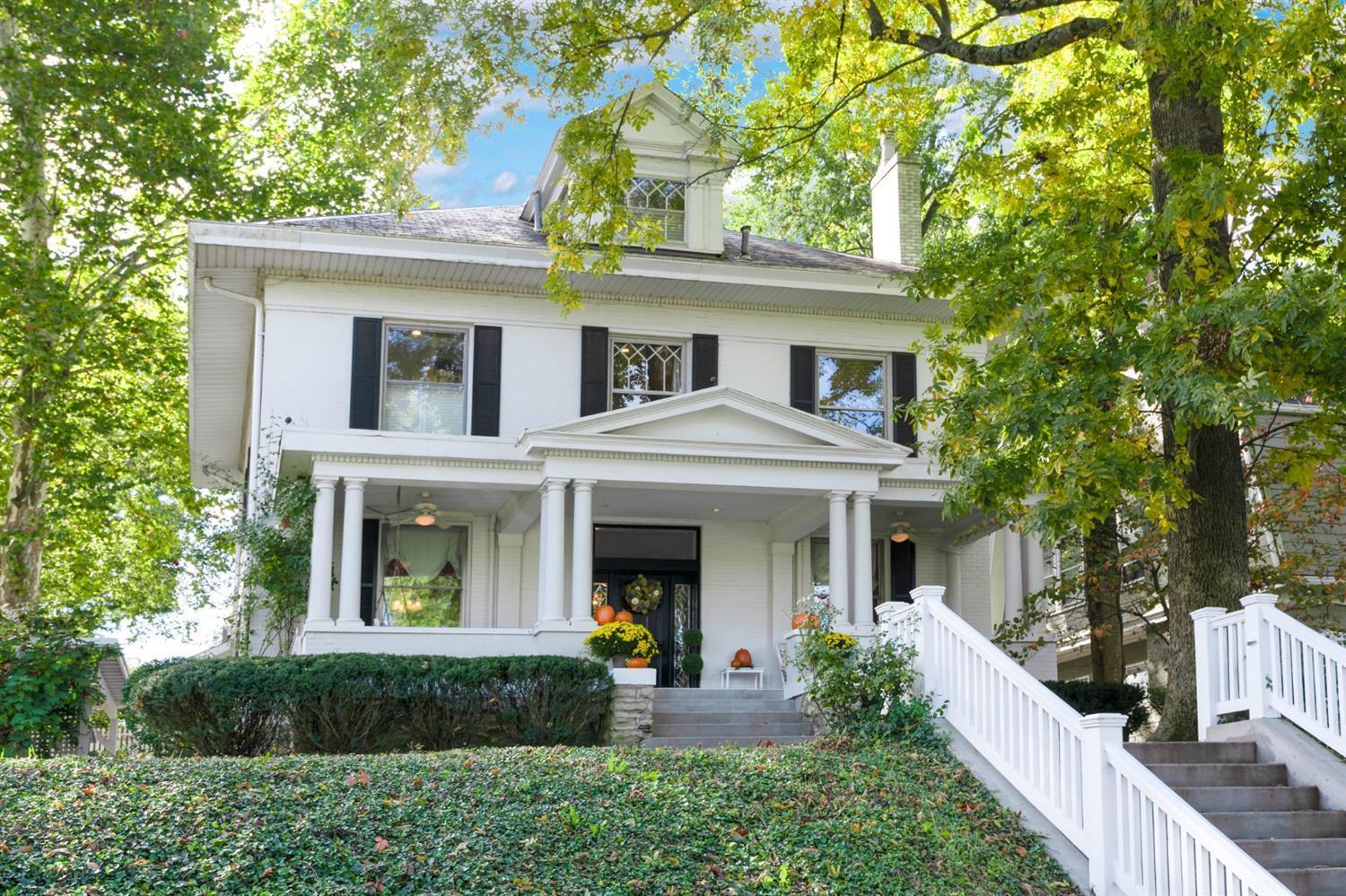 Property Photo: 2517 Observatory Ave OH 45208