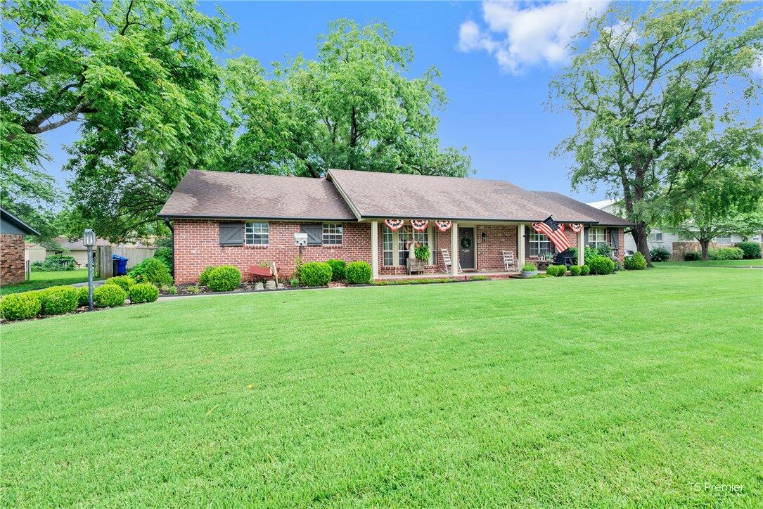 Property Photo: 2503 W Oak Street AR 72758