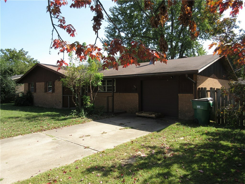 Property Photo:  1913 Dee Avenue  AR 72762 