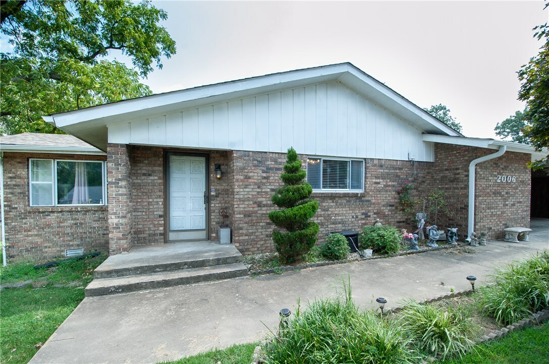 Property Photo: 2006 Oakwood Street AR 72712