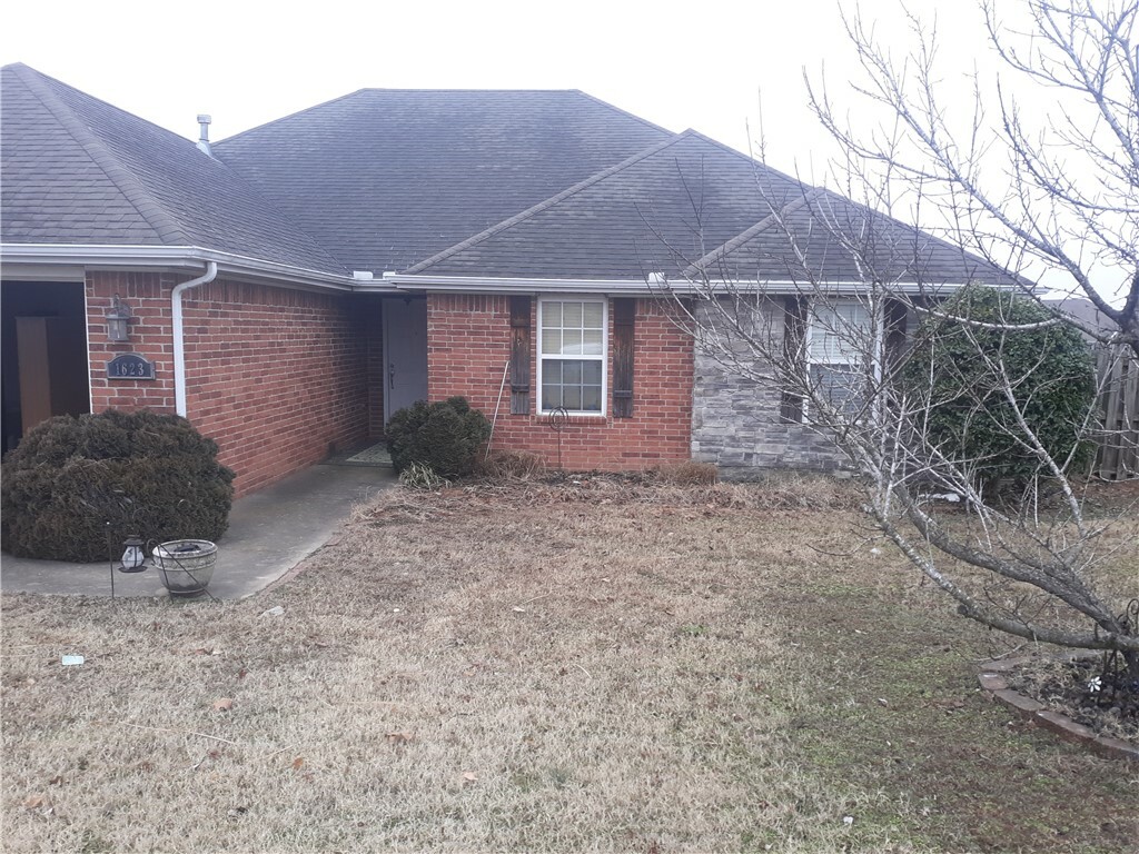 Property Photo:  1623 St Claire Street  AR 72751 