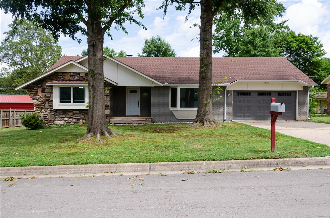 Property Photo:  907 S 12th Street  AR 72756 