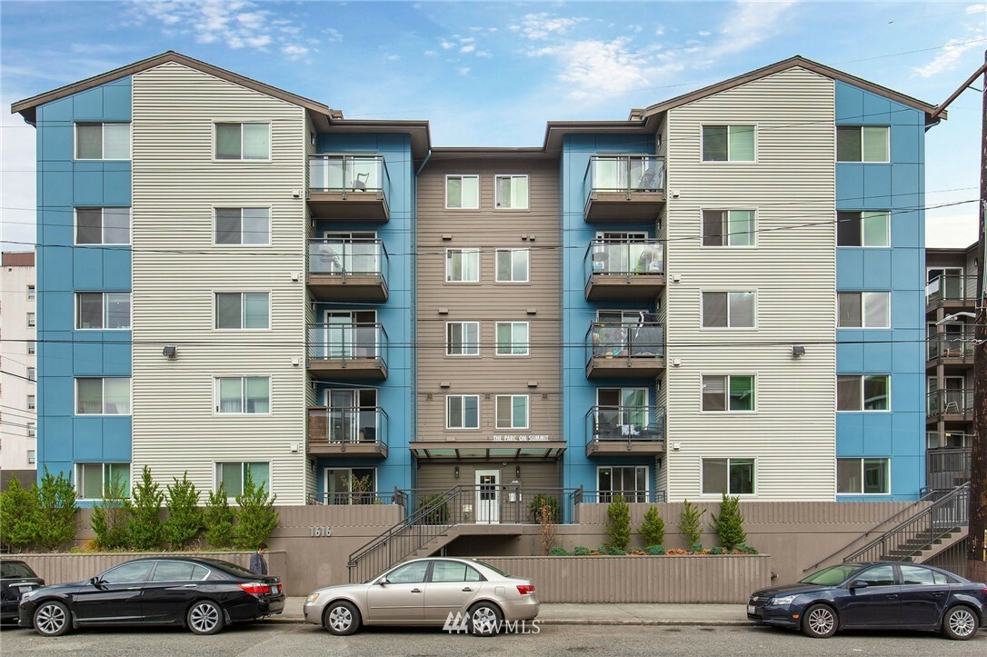 Property Photo:  1616 Summit Avenue 401  WA 98122 