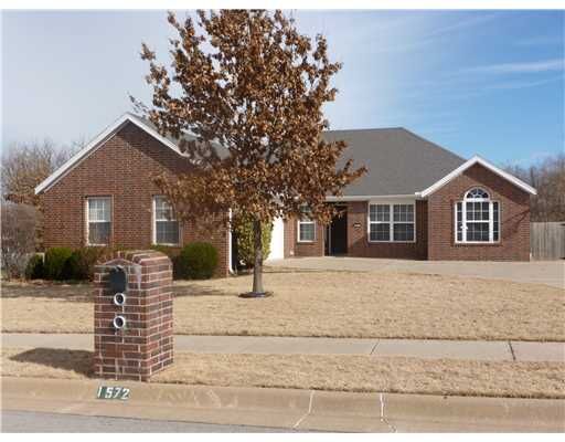 Property Photo:  1572 N Plantation Avenue  AR 72704 