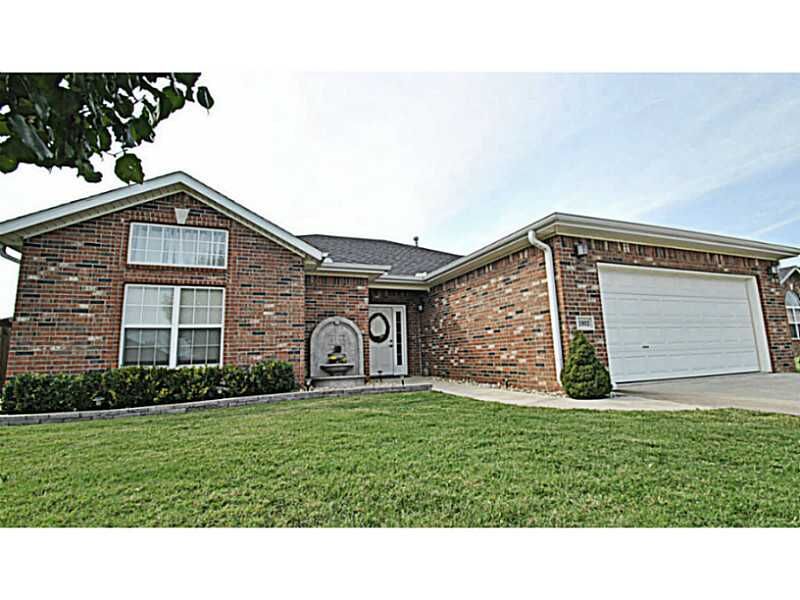 Property Photo:  1902 SW Aspen Street  AR 72712 