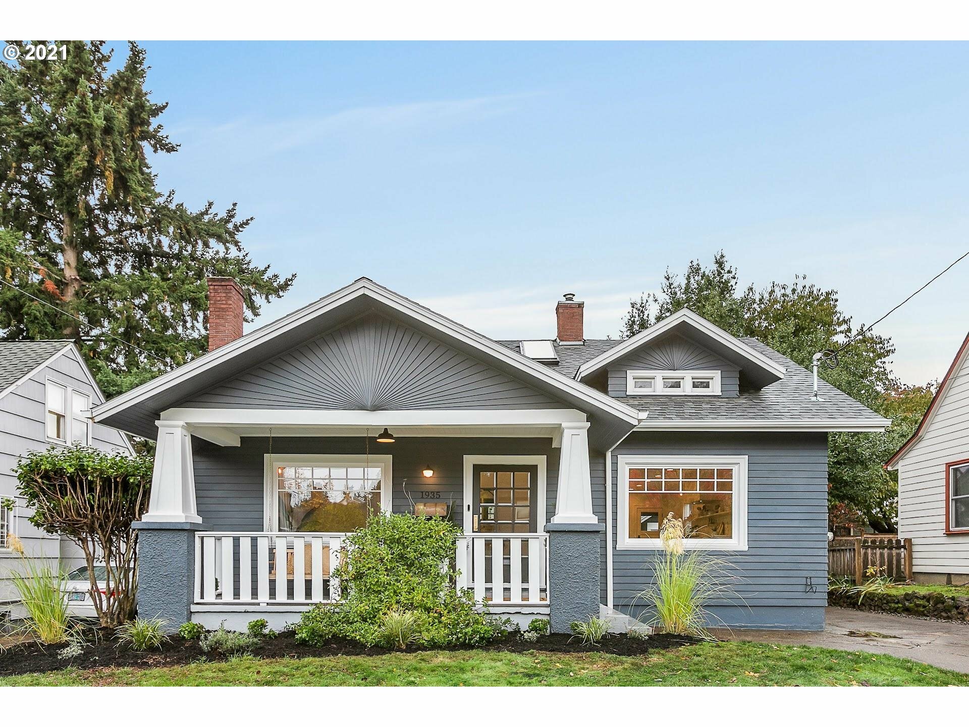 Property Photo:  1935 SE 60th Ave  OR 97215 
