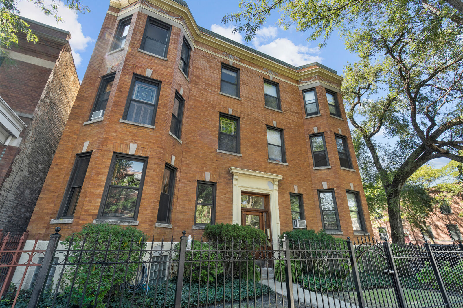 Property Photo: 3762 N Lakewood Avenue 3S IL 60613