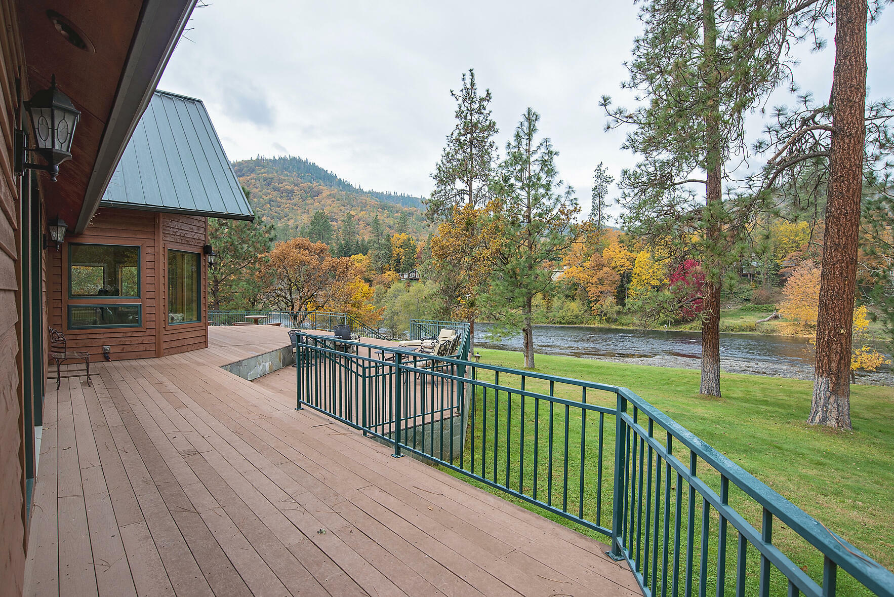 Property Photo:  1665 Upper River Road  OR 97525 