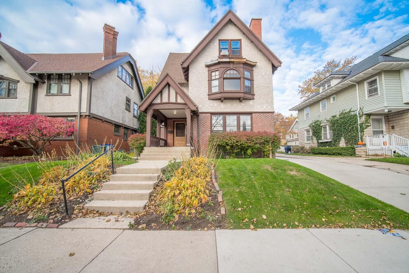 Property Photo:  2929 N Summit Ave  WI 53211 