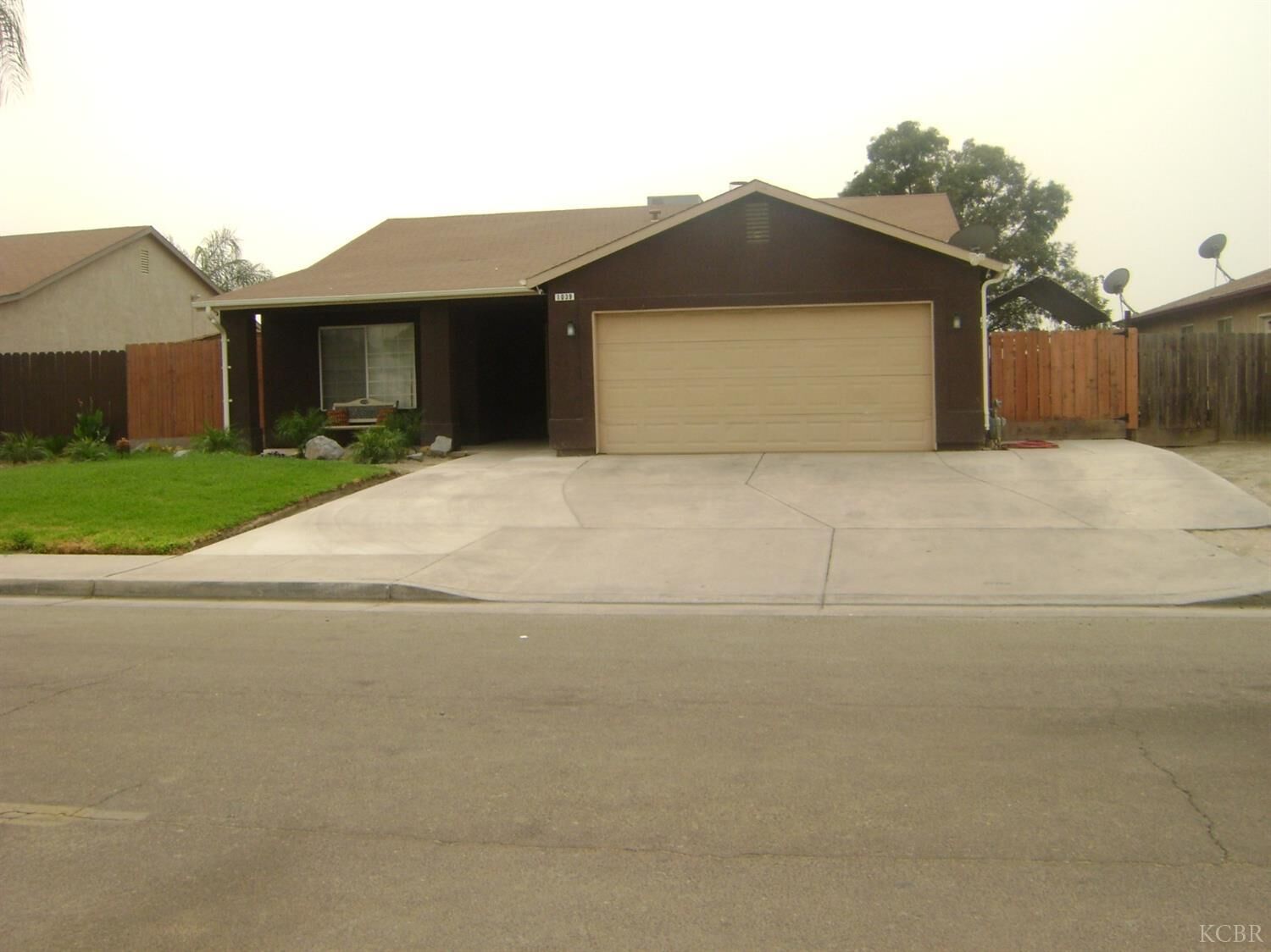 Property Photo: 1039 Birch Avenue 93212