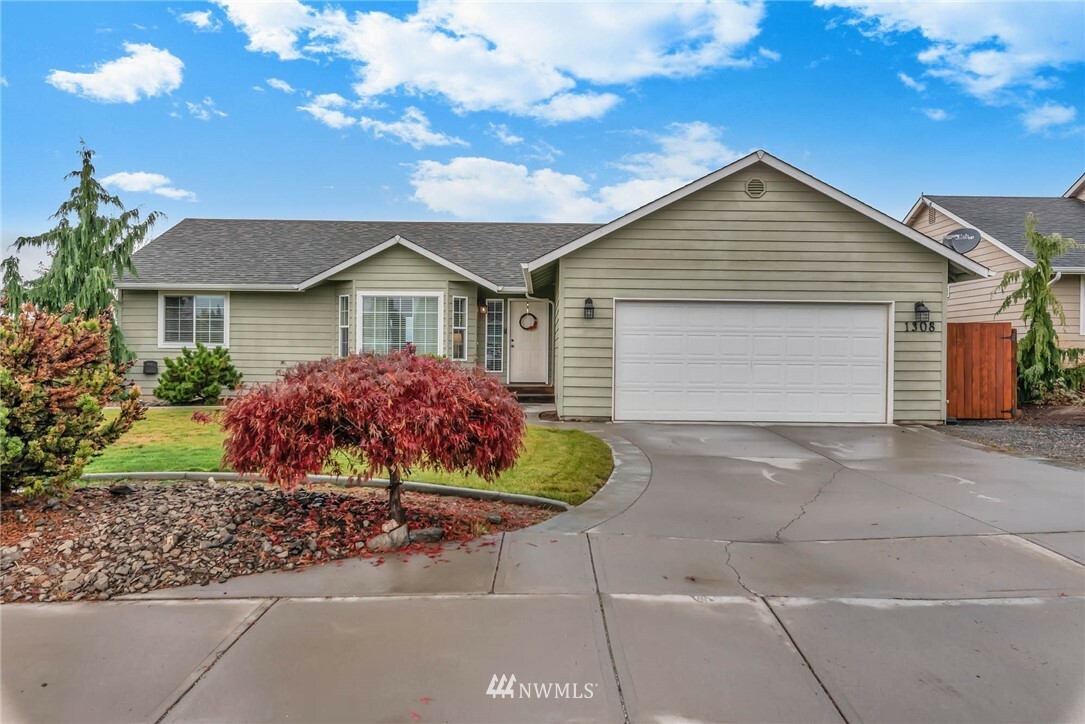 Property Photo: 1308 Tractor Loop WA 98802