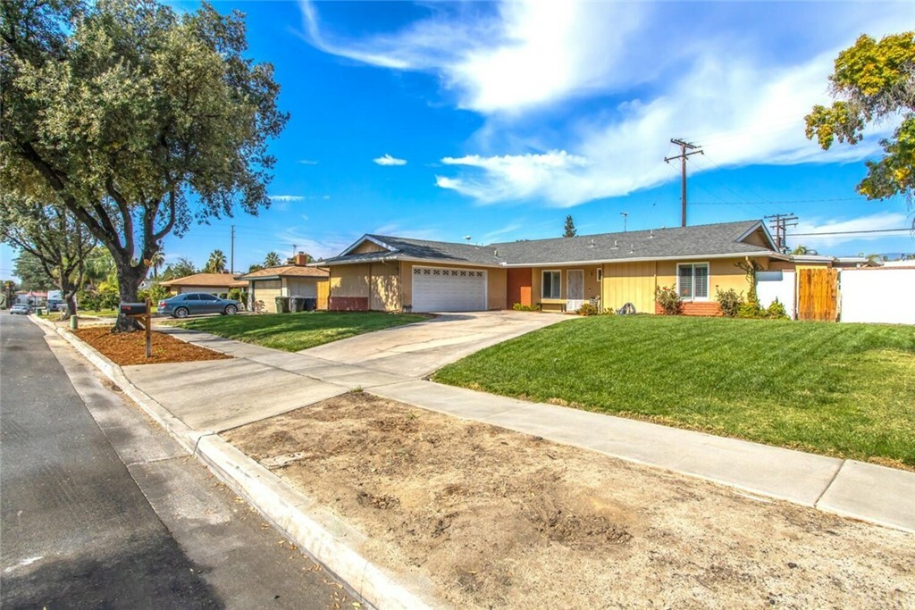 Property Photo: 823 Harvard Court CA 92374
