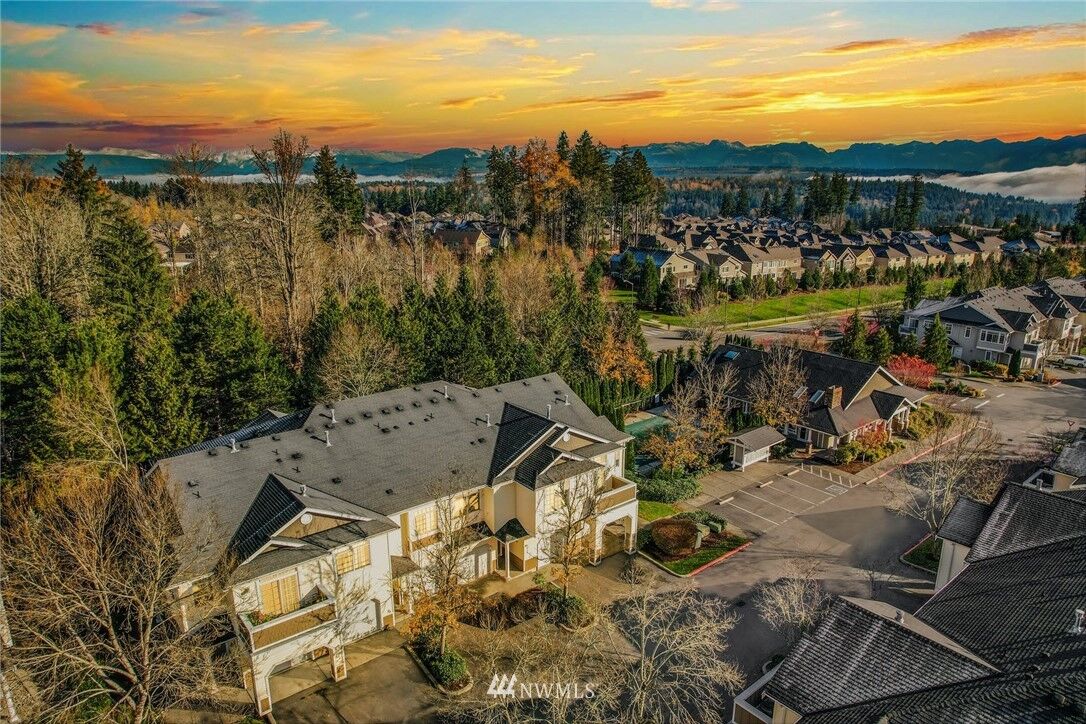 Property Photo:  1855 Trossachs Boulevard SE 2701  WA 98075 