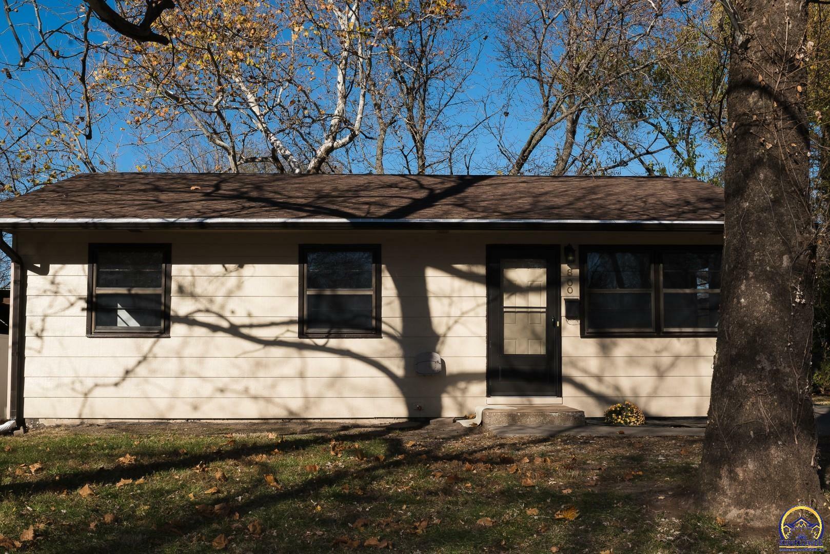 Property Photo:  800 SE 35th St  KS 66605 