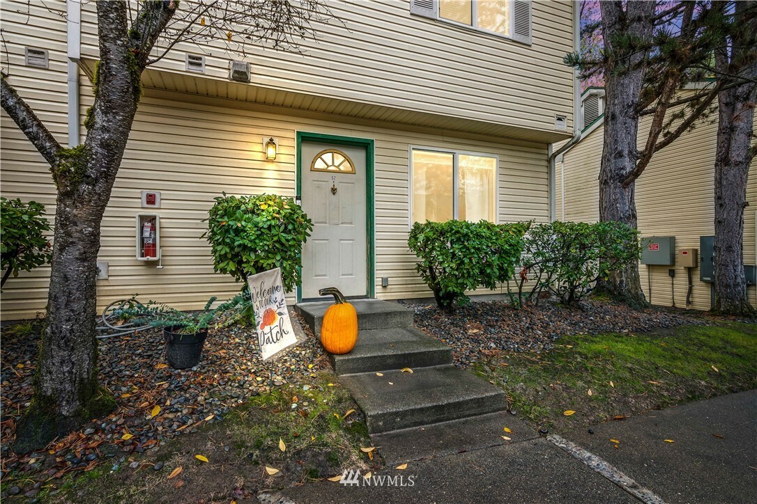 Property Photo:  833 SW Sunset Blvd L57  WA 98057 