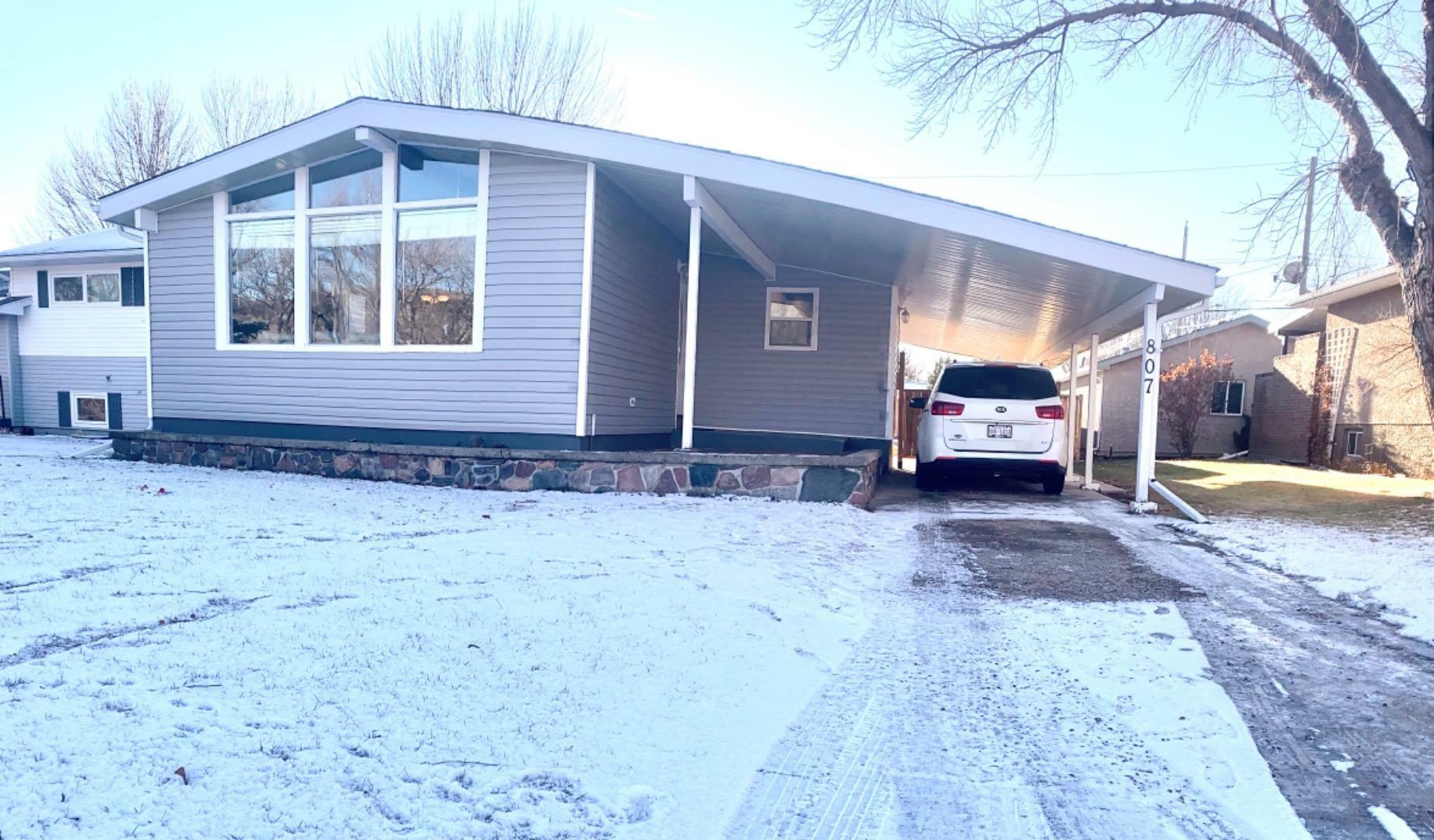 Property Photo:  807 Riverside Drive E  AB T0J 0Y5 