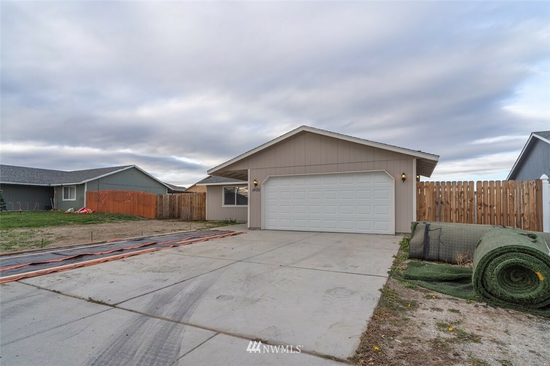 Property Photo:  1406 W Electra Street  WA 98837 