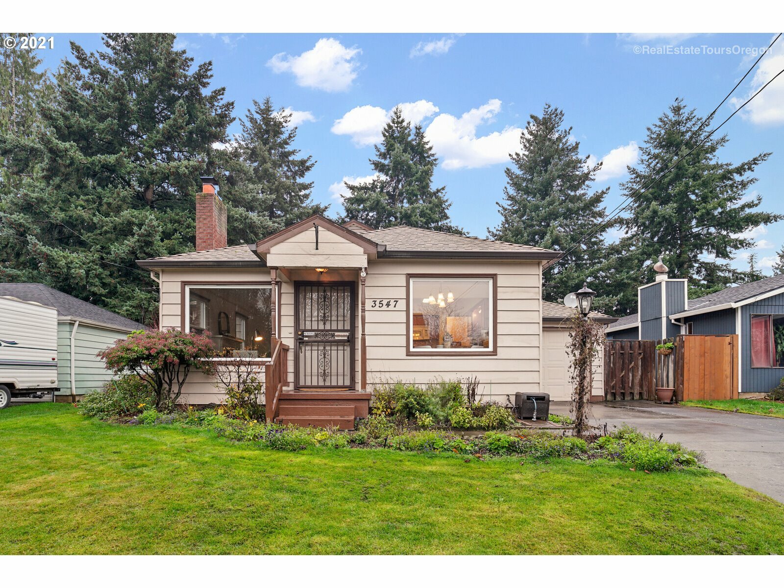 Property Photo:  3547 SE 76th Ave  OR 97206 
