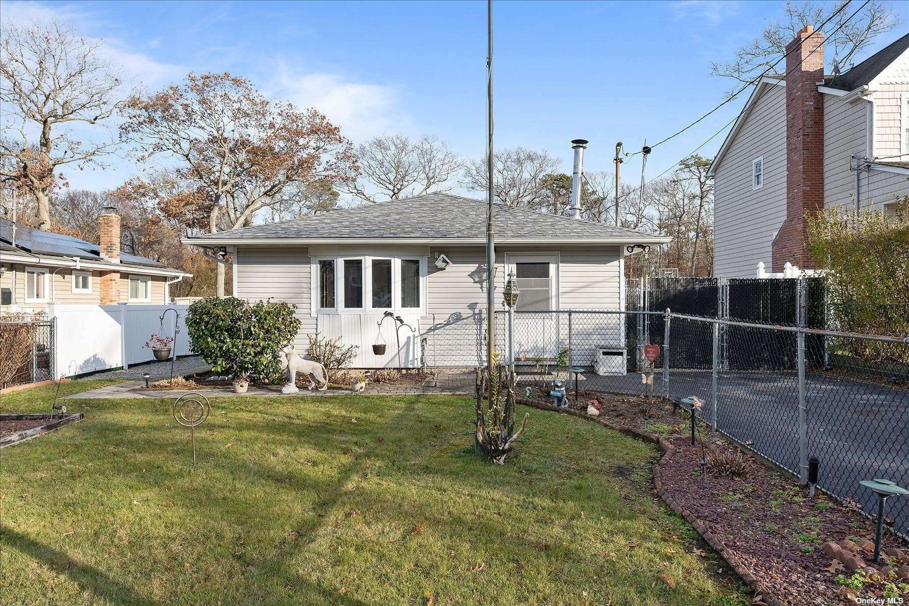 Property Photo:  87 Biltmore Drive  NY 11951 