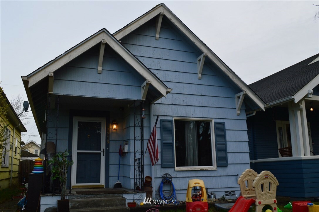 Property Photo:  2219 Virginia Avenue  WA 98201 