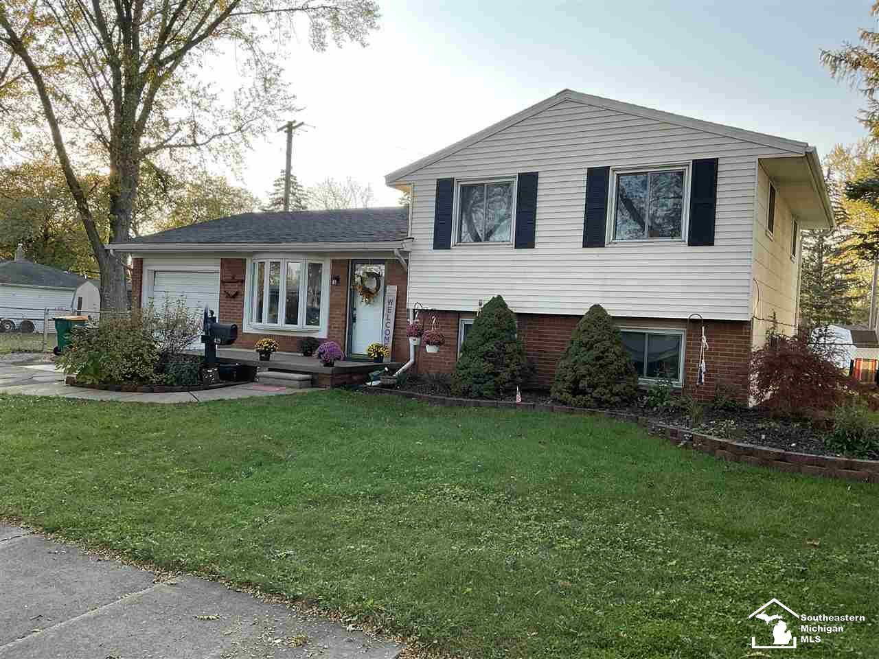 Property Photo:  429 John Rolfe Dr  MI 48162-3314 