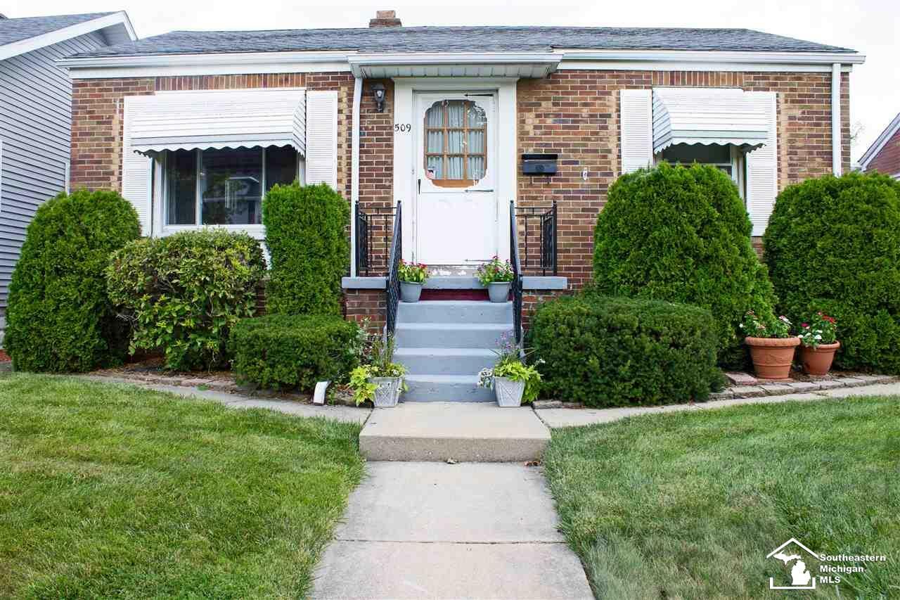 Property Photo:  509 Parkwood  MI 48162 