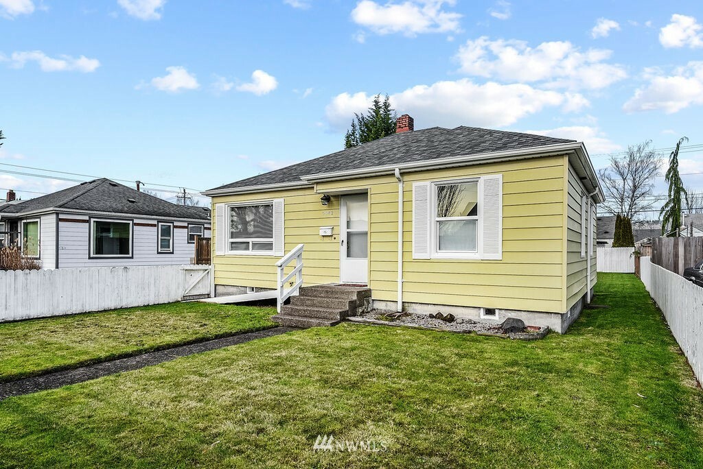 Property Photo:  2942 Garfield Street  WA 98632 