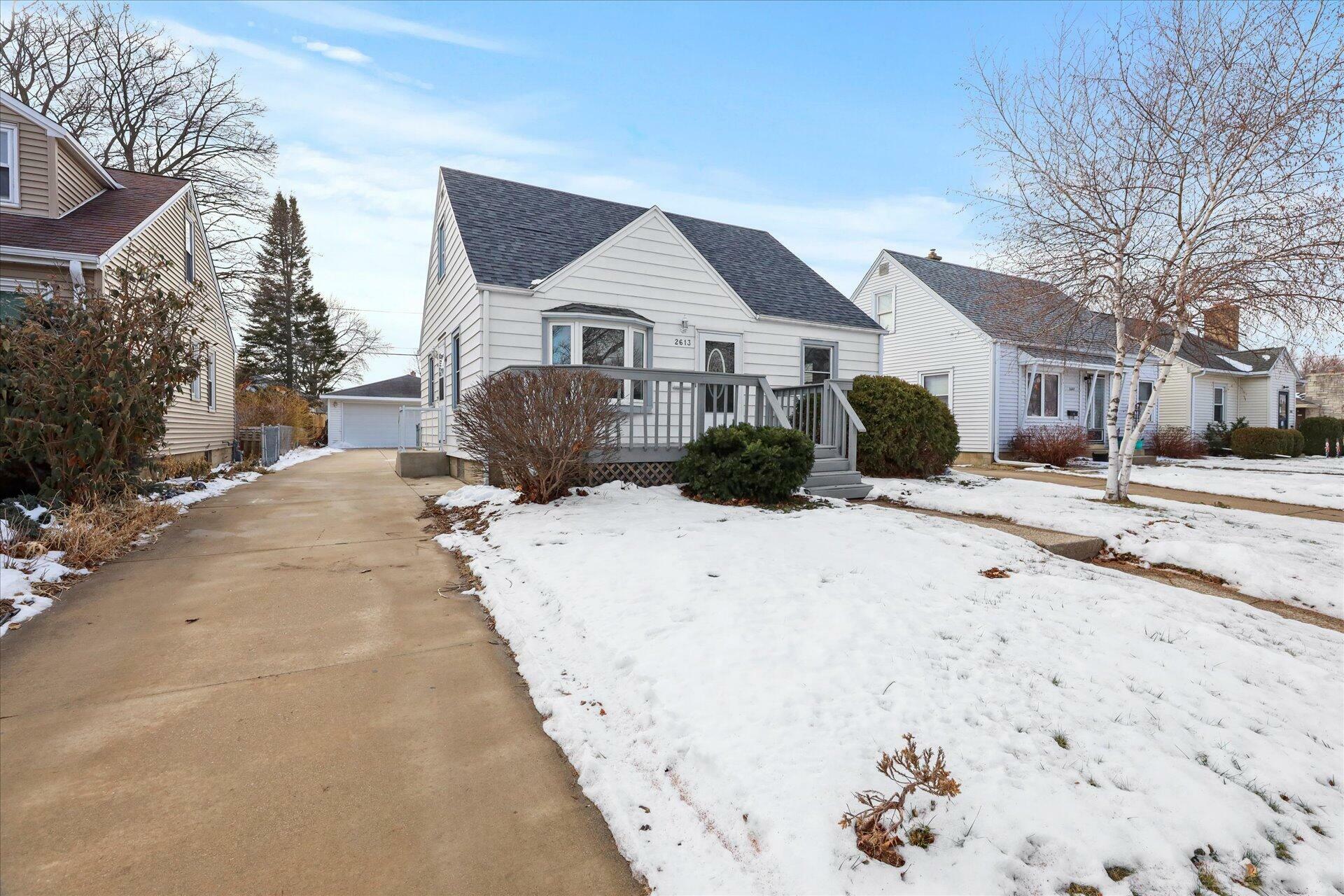 Property Photo: 2613 E Allerton Ave WI 53235