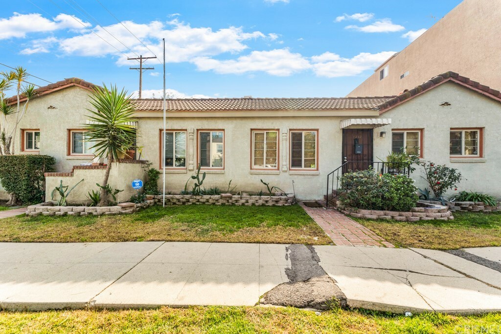 Property Photo:  11240 Peach Grove Street  CA 91601 