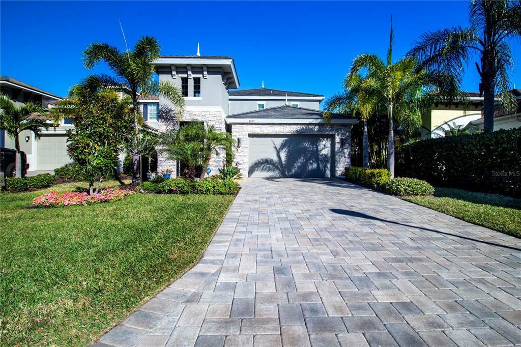 Property Photo: 4007 5th Avenue NE FL 34208