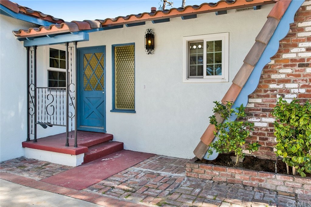 Property Photo:  2605 S Raitt Street  CA 92704 