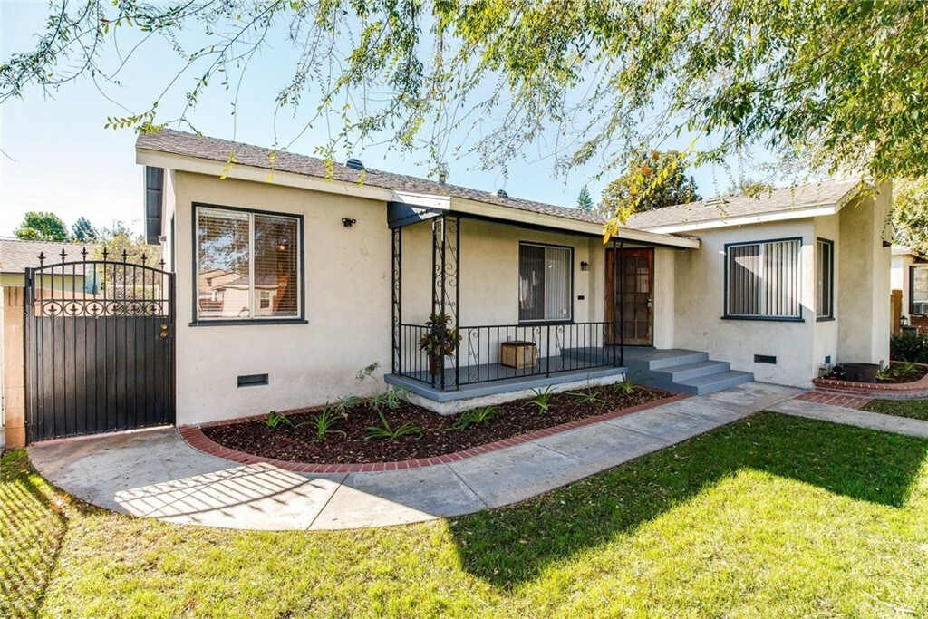 Property Photo: 5264 E Greenmeadow Road CA 90808