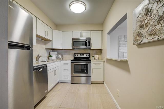 Property Photo: 950 East Rue De La Banque 206 63141