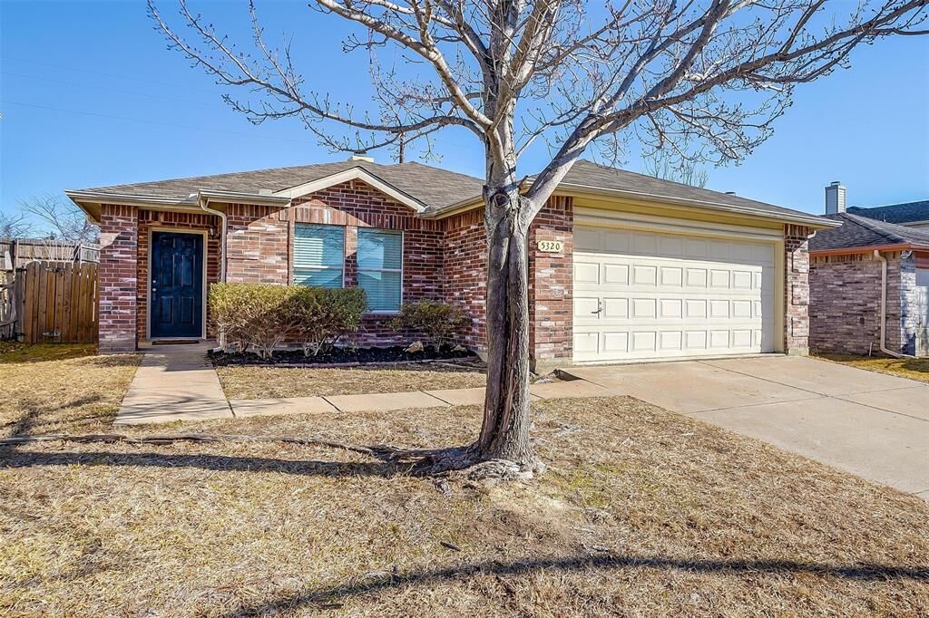 Property Photo: 5320 New Castleton Lane TX 76135