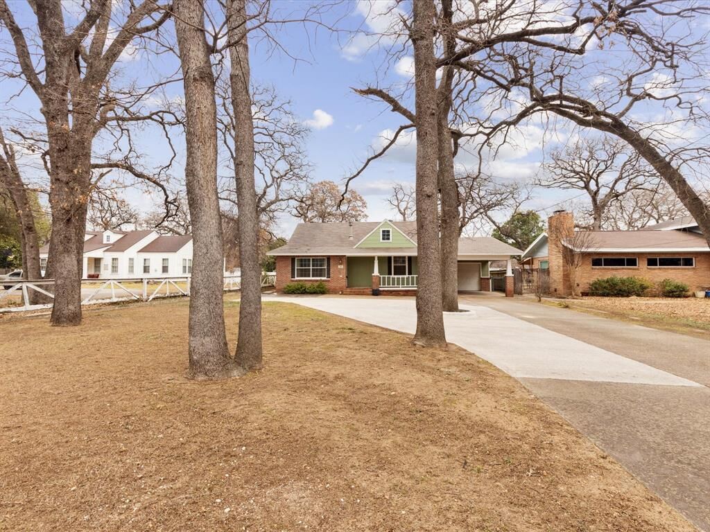Property Photo: 708 Roberts Cut Off Road TX 76114