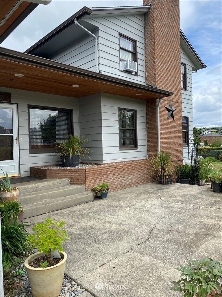 Property Photo:  214 Orchard Avenue N  WA 98328 